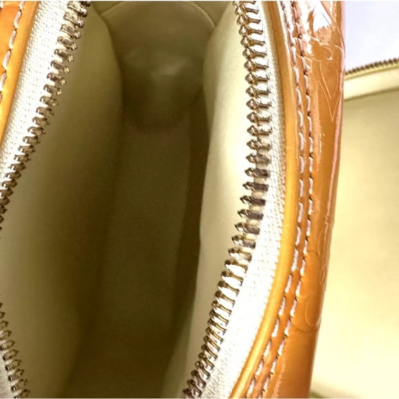 Louis Vuitton Yellow Crossbody Bag - Picture 4 of 14